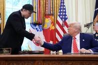 WASHINGTON, DC - MAY 30: Tesla CEO Elon Musk shakes hands with U.S. President Donald Trump as they speak to reporters in the Oval Office of the White House on May 30, 2025 in Washington, DC. Musk, who served as an adviser to Trump and led the Department of Government Efficiency, announced he would leave his role in the Trump istration to refocus on his businesses.   Kevin Dietsch/Getty Images/AFP (Photo by Kevin Dietsch / GETTY IMAGES NORTH AMERICA / Getty Images via AFP)<!-- NICAID(16049440) -->