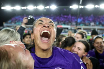 Orlando Pride v Washington Spirit - NWSL 2024 Championship GameKANSAS CITY, MISSOURI - NOVEMBER 23: Marta #10 of the Orlando Pride celebrates with the winner's trophy after defeating the Washington Spirit 1-0 in the NWSL 2024 Championship Game at CPKC Stadium on November 23, 2024 in Kansas City, Missouri.   Jamie Squire/Getty Images/AFP (Photo by JAMIE SQUIRE / GETTY IMAGES NORTH AMERICA / Getty Images via AFP)Editoria: SPOLocal: Kansas CityIndexador: JAMIE SQUIRESecao: soccerFonte: GETTY IMAGES NORTH AMERICAFotógrafo: CONTRIBUTOR<!-- NICAID(15920606) -->