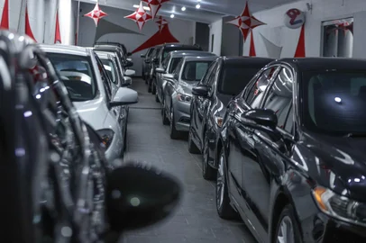 PORTO ALEGRE, RS, BRASIL - 14.09.2020 - Mesmo com a crise gerada pela pandemia, o mercado de vendas de automóveis seminovos e usados tem apresentado uma retomada nos números positivos. Expectativa do setor é que vendas possam até superar os números de 2019 no acumulado entre um ano e outro. NA FOTO: Luciano Santana, proprietário de revenda em Porto Alegre. (Foto: Isadora Neumann/Agencia RBS)Indexador: ISADORA NEUMANN<!-- NICAID(14591838) -->