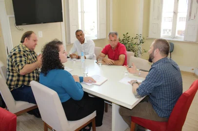 Um seminário com orientações sobre o trabalho sazonal, voltado a empresários e produtores rurais, será realizado no dia 4 de abril, em Bento Gonçalves. O evento será realizado na localidade de 8 da Graciema, no Vale dos Vinhedos. A programação completa ainda não foi divulgada, mas está confirmada a presença de painelistas do Ministério Público do Trabalho, de Secretarias Estaduais e entidades ligadas ao setor.A organização do seminário começou nesta quinta-feira (23), em uma reunião na sede da prefeitura que contou com a participação de representantes das secretarias municipais de Trabalho e Desenvolvimento Profissional (STDP) e de Inclusão Digital e Apoio às Políticas de Equidade (SEIDAP). <!-- NICAID(15384570) -->