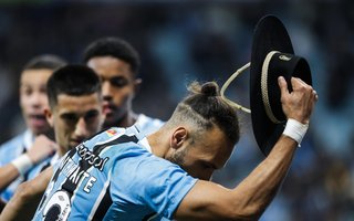 PORTO ALEGRE, RS, BRASIL, 29-07-2025: Grêmio x Fortaleza em partida atrasada válida pela 14ª rodada do Campeonato Brasileiro. O tricolor de Mano Menezes busca uma vitória após uma série de resultados negativos no Brasileirão. Foto: Renan Mattos / Agência RBS<!-- NICAID(16090340) -->