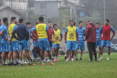 Caxias volta a treinar no CT após três dias fazendo as atividades em ginásio, devido às chuvas.<!-- NICAID(15753521) -->