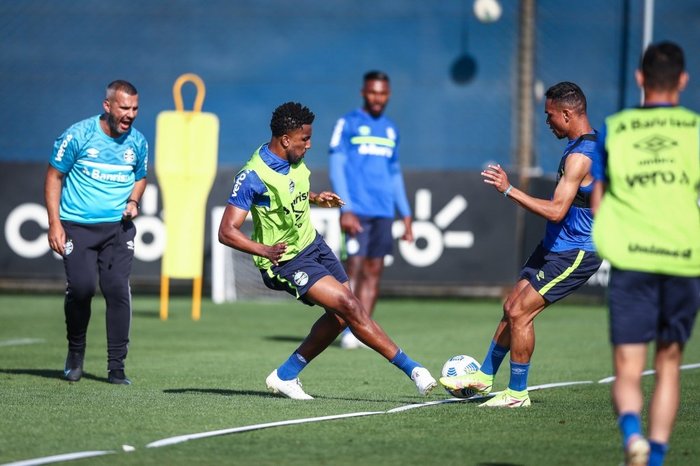 Sem Douglas Costa, Grêmio pode ter volta do sistema com três volantes contra o América-MG