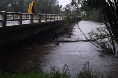O Departamento Nacional de Infraestrutura de Transportes bloqueou o tráfego de veículos na ponte sobre o Arroio Bossoroca, no quilômetro 353,9 da BR-290, entre Vila Nova do Sul e São Sepé, na Região Central. Conforme o órgão, a motivação é o alto nível do arroio. A medida foi tomada para a segurança dos usuários da rodovia. O trânsito está totalmente bloqueado no local desde as 10h e permanecerá assim até o nível baixar.<!-- NICAID(15539152) -->