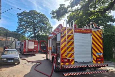 incendio na Rua Jaguari, nº 1, em uma casa, e que  uma pessoa foi encontrada morta, a principio é um homem, mas eles não tem identificação..  Disseram q trabalhava com reciclagem.<!-- NICAID(16134073) -->