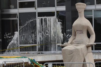 Prédio do STF vandalizado no dia 8 de Janeiro. Na estátua da Justiça, diante da sede do Supremo Tribunal Federal, pichada a frase "perdeu, mané".<!-- NICAID(15834301) -->