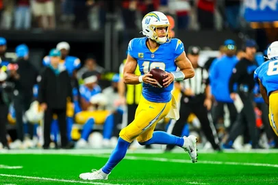 Justin Herbert em campo pelo Chargers no Brasil.<!-- NICAID(16118520) -->