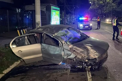 PORTO ALEGRE, RS, BRASIL, 08-10-2026: Um homem ficou após capotar o carro na Avenida Praia de Belas, no bairro Menino Deus, em Porto Alegre. O acidente ocorreu na madrugada desta quinta-feira (8), próximo da Rua Botafogo. FOTO: Marcos Pacheco/Grupo RBS<!-- NICAID(16382905) -->