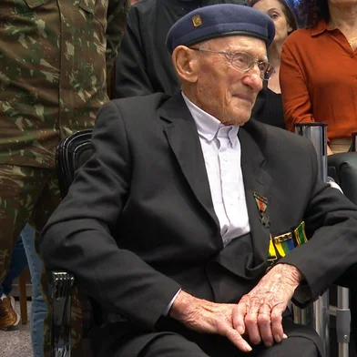 Tenente de 103 anos que lutou na Segunda Guerra Mundial é homenageado em Passo Fundo<!-- NICAID(16108307) -->