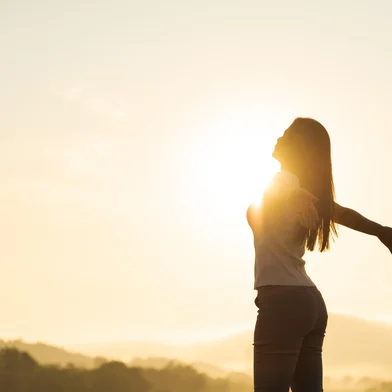 Silhouette of happy woman spreading arms and watching the mountain. Travel Lifestyle success concept adventure active vacations outdoor freedom emotions.Indexador: Siam PukkatoFonte: 340775707<!-- NICAID(16285003) -->