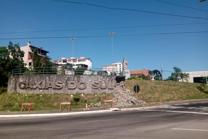 Monumento com letreiro de Caxias do Sul terá reparos depois de parte do muro desabar na Avenida São Leopoldo <!-- NICAID(14996538) -->