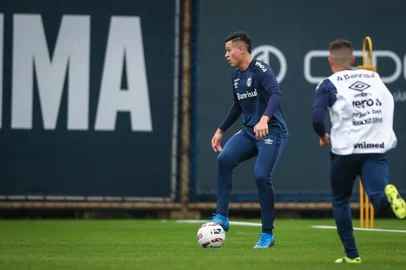 Treino GremioRS - FUTEBOL/ TREINO GREMIO 2022 - ESPORTES - Jogadores do Gremio realizam treino tÃ©cnico durante a tarde desta terca-feira, no CT Luiz Carvalho, na preparaÃ§Ã£o para a partida valida pelo Campeonato Brasileiro 2022. FOTO: LUCAS UEBEL/GREMIO FBPA. NatãEditoria: SPOLocal: Porto AlegreIndexador: Lucas UebelSecao: futebolFonte: Gremio.netFotógrafo: Treino Gremio<!-- NICAID(15130125) -->