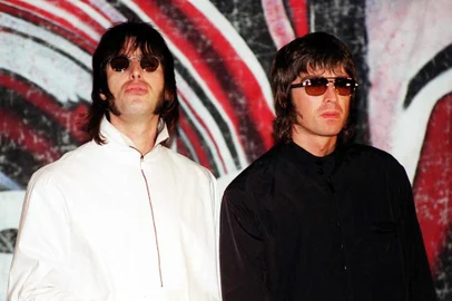 Liam e Noel Gallagher da Banda Oasis.Liam(L) and Noel Gallagher from the British band Oasis arrive at a press conference in London, 25 August 1999, to announce that bass player Paul "Guigsy" McGuigan has quit the band, a little over two weeks after guitarist Paul "Bonehead" Arthurs did.  AFP PHOTO#PÁGINA:10 Fonte: AFP Fotógrafo: FIONA HANSON<!-- NICAID(587980) -->