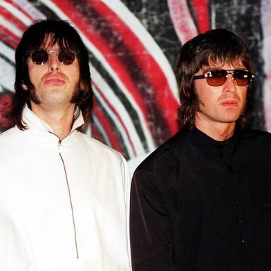 Liam e Noel Gallagher da Banda Oasis.Liam(L) and Noel Gallagher from the British band Oasis arrive at a press conference in London, 25 August 1999, to announce that bass player Paul "Guigsy" McGuigan has quit the band, a little over two weeks after guitarist Paul "Bonehead" Arthurs did.  AFP PHOTO#PÁGINA:10 Fonte: AFP Fotógrafo: FIONA HANSON<!-- NICAID(587980) -->
