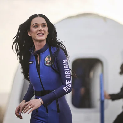 Blue Origin space flight launches with six-member, all-female crew including singer Katy PerryThis handout photo from Blue Origin shows US singer Katy Perry upon return to Earth after a flight on Blue Origin New Shepard NS-31, which brought the passengers beyond the Karman line -- the internationally recognized boundary of space, in Van Horn, West Texas, April 14, 2025. Pop star Katy Perry completed a brief foray into space Monday, roaring to the edge of the cosmos with an all-women crew on one of billionaire Jeff Bezos's rockets. The "Firework" and "California Gurls" singer was lofted more than 60 miles (100 kilometers) above the Earth's surface in a vessel from Blue Origin, the space company owned by the Amazon founder. Five other women -- including Bezos's fiancee Lauren Sanchez -- were on the flight, which took off from western Texas shortly after 8:30 am (1330 GMT) before safely landing again some (Photo by Handout / BLUE ORIGIN / AFP) / RESTRICTED TO EDITORIAL USE - MANDATORY CREDIT "AFP PHOTO / HANDOUT / BLUE ORIGIN " - NO MARKETING NO ADVERTISING CAMPAIGNS - DISTRIBUTED AS A SERVICE TO CLIENTSEditoria: SCILocal: Van HornIndexador: HANDOUTSecao: celebrityFonte: BLUE ORIGINFotógrafo: Handout<!-- NICAID(16016872) -->