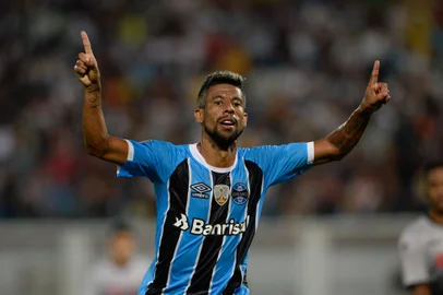 Michel Santos (R) of Brazil's Gremio, vies for the ball with Luis Vargas of Venezuela's Zamora, during their Copa Libertadores 2017 football match held at the Carolina stadium, in Barinas, Venezuela, on March 9, 2017. / AFP PHOTO / FEDERICO PARRAEditoria: SPOLocal: BarinasIndexador: FEDERICO PARRASecao: sports eventFonte: AFPFotógrafo: STR<!-- NICAID(12782122) -->