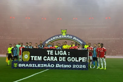 Jogadores da dupla Gre-Nal exibiram faixa contra golpes virtuais, tema investigado pelo departamento de Crimes Cibernéticos