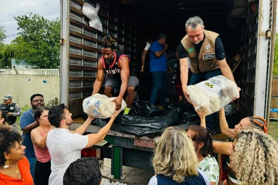 Conab entrega de alimentos na enchente de 2024<!-- NICAID(16064267) -->