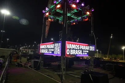PORTO ALEGRE, RS, BRASIL - 2023.05.18 - Guindaste não içado fará divulgação de festival de hip hop (Foto: André Ávila/Agência RBS)<!-- NICAID(15432543) -->