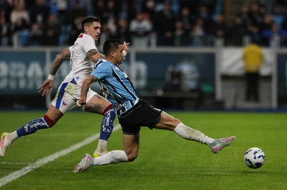 PORTO ALEGRE, RS, BRASIL, 29-07-2025: Grêmio x Fortaleza em partida atrasada válida pela 14ª rodada do Campeonato Brasileiro. O tricolor de Mano Menezes busca uma vitória após uma série de resultados negativos no Brasileirão. Foto: Renan Mattos / Agência RBS<!-- NICAID(16090463) -->