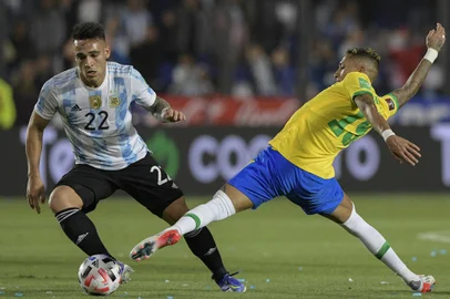 Argentina's Lautaro Martinez (L) is challenged by Brazil's Raphinha during their South American qualification football match for the FIFA World Cup Qatar 2022 at the San Juan del Bicentenario stadium in San Juan, Argentina, on November 16, 2021. (Photo by Juan Mabromata / AFP)Editoria: SPOLocal: San JuanIndexador: JUAN MABROMATASecao: soccerFonte: AFPFotógrafo: STF<!-- NICAID(14942809) -->