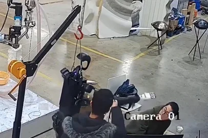 Robô humanoide "ataca" engenheiros em centro de testes na China<!-- NICAID(16031508) -->