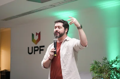 "A inteligência artificial está potencializando as mudanças climáticas"; pesquisador Átila Iamarino realiza palestra sobre IA em Passo Fundo<!-- NICAID(16357134) -->