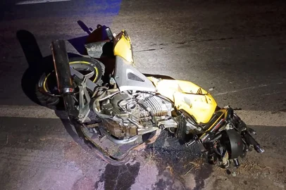 Um acidente entre dois carros e uma moto deixou oito mortos e dois feridos na noite deste domingo (3) na BR-491, em Guaxupé (MG).<!-- NICAID(16093927) -->