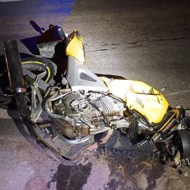 Um acidente entre dois carros e uma moto deixou oito mortos e dois feridos na noite deste domingo (3) na BR-491, em Guaxupé (MG).<!-- NICAID(16093927) -->