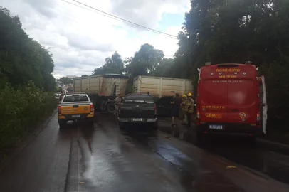 Acidente em Tapera hoje, pista interditada.<!-- NICAID(16243895) -->