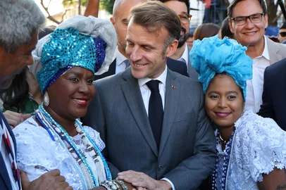 France's President Emmanuel Macron poses with typical Bahianas during a visit to the Pelourinho historic district in Salvador, Bahia state, Brazil, on November 5, 2025. (Photo by Ludovic MARIN / AFP)<!-- NICAID(16162161) -->