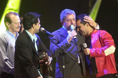 #Máquina: D1-5021779Eleiçoes 2002 - Comício do PT em Porto Alegre, Tarso e Lula com Zezé de Camargo e Luciano<!-- NICAID(920451) -->