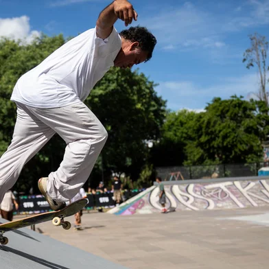 PORTO ALEGRE, RS, BRASIL, 06.04.2024: Pista de skate restaurada no bairro IAPI. Na ocasião, aconteceu no local um campeonato de best trick, com as melhores manobras do skate street. Foto: Camila Hermes/Agencia RBS<!-- NICAID(15727678) -->