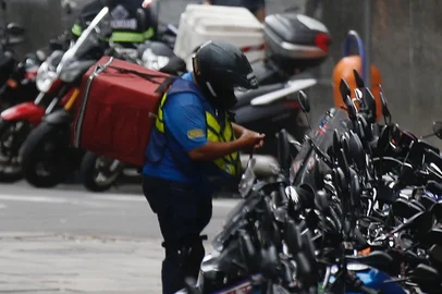 PORTO ALEGRE, RS, BRASIL - 13.04.2021 - Aumento da demanda dê motoboy no serviço de entrega na pandemia. (Foto: Lauro Alves/Agencia RBS)<!-- NICAID(14756578) -->