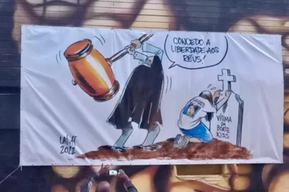 Faixa criticando liberdade dos réus da Kiss é colocada em frente à boate em Santa Maria<!-- NICAID(15185193) -->
