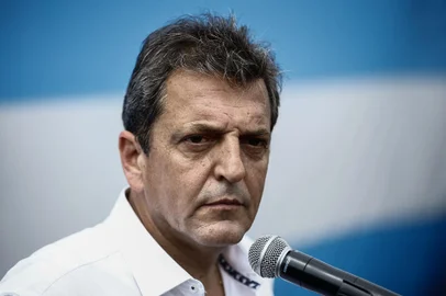 Argentine Economy Minister and presidential candidate for the Union por la Patria party, Sergio Massa, speaks to the press after voting at the polling station in Tigre, Buenos Aires, during the presidential election on October 22, 2023. Argentines head to the polls gripped by anxiety and with one thing in mind: to escape an economic quagmire that has seen annual inflation hit almost 140 percent. (Photo by Emiliano Lasalvia / AFP)Editoria: POLLocal: TigreIndexador: EMILIANO LASALVIASecao: political candidatesFonte: AFPFotógrafo: STR<!-- NICAID(15576146) -->