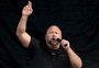 Famoso pelas mentiras, site de Alex Jones é comprado por comediantes com apoio de vítimas de massacre