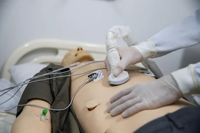 Dados da Demografia Médica do Brasil, trazendo um cenário da formação médica no RS. Vamos apresentar os estudantes, onde pretendem atuar. Kyliana Gerhardt Sevald e Victor Hugo Dresch, estudantes do sétimo semestre de medicina da Feevale.Indexador: DF<!-- NICAID(16036634) -->