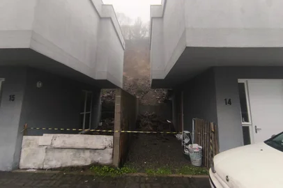 Bombeiros isolam dois sobrados no bairro São Caetano, em Caxias, após deslizamentos de terra<!-- NICAID(16063393) -->
