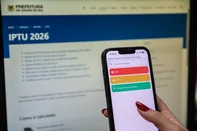 CAXIAS DO SUL, RS, BRASIL, 08/12/2025. Com um reajuste de 4,68% no valor final, a prefeitura de Caxias do Sul busca arrecadar R$ 220 milhões com o pagamento do IPTU e taxa de lixo de 2026. Os carnês 100% digitais já estão disponíveis para acesso da população nesta segunda-feira (8). A mudança da data, marcada anteriormente para o dia 10 de dezembro, foi ocasionada  por questões de ajustes internos no sistema da administração. (Neimar De Cesero/Agência RBS)Indexador: Neimar De Cesero<!-- NICAID(16182780) -->