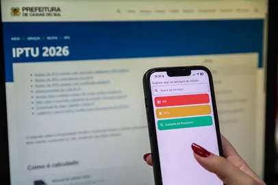 CAXIAS DO SUL, RS, BRASIL, 08/12/2025. Com um reajuste de 4,68% no valor final, a prefeitura de Caxias do Sul busca arrecadar R$ 220 milhões com o pagamento do IPTU e taxa de lixo de 2026. Os carnês 100% digitais já estão disponíveis para acesso da população nesta segunda-feira (8). A mudança da data, marcada anteriormente para o dia 10 de dezembro, foi ocasionada  por questões de ajustes internos no sistema da administração. (Neimar De Cesero/Agência RBS)Indexador: Neimar De Cesero<!-- NICAID(16182780) -->