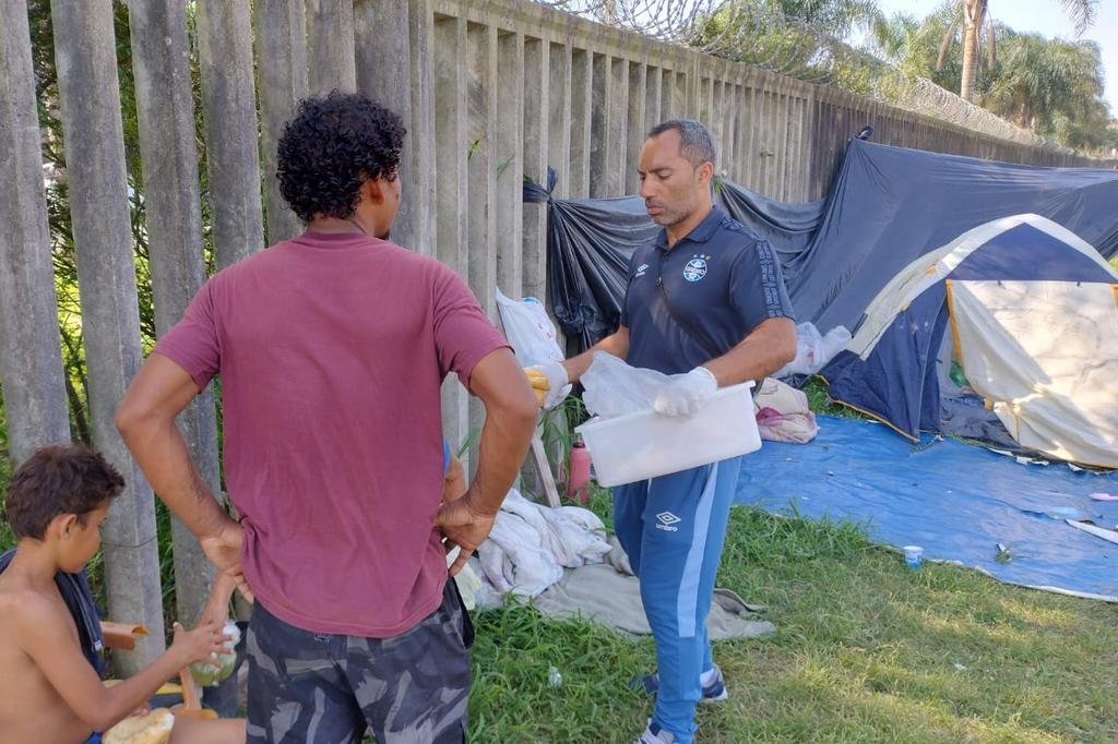 VÍDEO: Grêmio auxilia moradores próximos ao CT Luiz Carvalho afetados por enchente