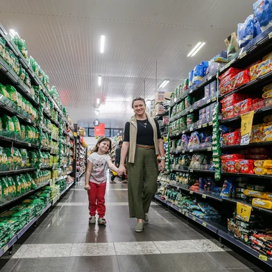 CAXIAS DO SUL, RS, BRASIL, 01/09/2025. Fim da era Girl Boss: As mulheres seguem sendo CEOs e gestoras, mas não precisam mais dar conta de tudo (casa, família, negócios...) Na foto, Alanna Slomp Cassol - gestora do Multi Croata e a filha: Aurora Slomp Cassol (Neimar De Cesero/Agência RBS)Indexador: Neimar De Cesero<!-- NICAID(16114305) -->