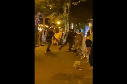 Video mostra pms agredindo jovem<!-- NICAID(15310501) -->
