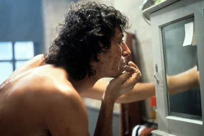 Jeff Goldblum looks in a mirror in a scene from the film 'The Fly', 1986. (Photo by 20th Century-Fox/Getty Images)A Mosca, de David Cronenberg<!-- NICAID(16339633) -->