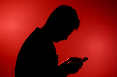 André Ávila / Agencia RBS PORTO ALEGRE, RS, BRASIL, 09.09.2025: Uso incorreto de aparelhos celulares e computadores pode causar danos para a coluna cervical dos usuários. (Foto: André Ávila/Agência RBS)Indexador: Andre Avila<!-- NICAID(16120672) -->