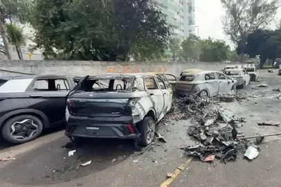 Dois helicópteros caíram após se chocarem no ar no Recreio dos Bandeirantes, no Rio de Janeiro, na manhã deste domingo (14). Conforme informações do Corpo de Bombeiros, ao menos seis pessoas morreram.<!-- NICAID(16306003) -->