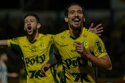 Chico da Costa comemora um dos gols do Mirassol na goleada sobre o Santos. Foto: JP Pinheiro/Agência Mirassol/Divulgação<!-- NICAID(16084030) -->