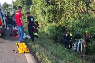 Quatro pessoas ficam feridas em capotamento na BR-386 em Soledade<!-- NICAID(15921052) -->