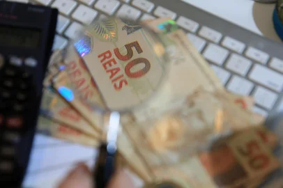 CAXIAS DO SUL, RS, BRASIL, 10/05/2021 - Por mais uma reunião consecutiva, o Copom (Comitê de Política Monetária) do Banco Central elevou a taxa básica de juros Selic em 0,75 ponto percentual, que agora passa a ser de 3,50% ao ano. Com isso, a poupança, ainda uma das aplicações mais popoulares entre os brasileiros, passa a render um pouco mais. Mas será que é o suficiente para o investimento na caderneta valer a pena? (Marcelo Casagrande/Agência RBS)<!-- NICAID(14778966) -->